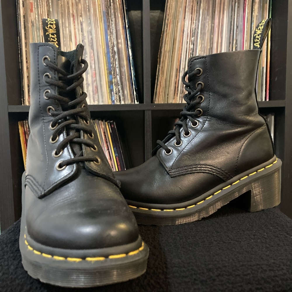 ✨Dr. Marten size 5 Clemency heals✨rare beauties in immaculate condition!✨